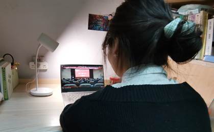 女人穿着黑色的衣服中度可信度描述已自动生成 女人穿着黑色的衣服中度可信度描述已自动生成